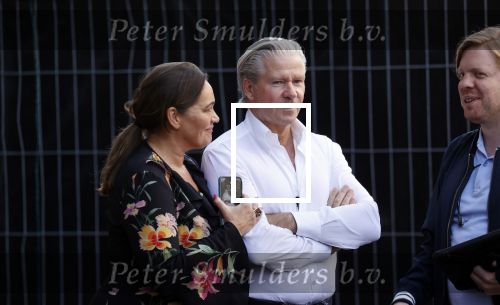 Amsterdam 20 september 2021
Opnames commercial met Dries Roelvink voor de deur bij Oger. Ook zijn vrouw Honoria en manager Frank Wisse zijn erbij . Dries rijdt met zijn biro CCCC schade tegen een bloembak.