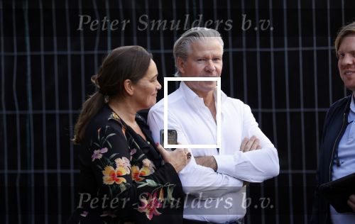 Amsterdam 20 september 2021
Opnames commercial met Dries Roelvink voor de deur bij Oger. Ook zijn vrouw Honoria en manager Frank Wisse zijn erbij . Dries rijdt met zijn biro CCCC schade tegen een bloembak.