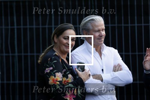 Amsterdam 20 september 2021
Opnames commercial met Dries Roelvink voor de deur bij Oger. Ook zijn vrouw Honoria en manager Frank Wisse zijn erbij . Dries rijdt met zijn biro CCCC schade tegen een bloembak.