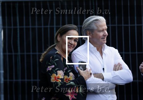 Amsterdam 20 september 2021
Opnames commercial met Dries Roelvink voor de deur bij Oger. Ook zijn vrouw Honoria en manager Frank Wisse zijn erbij . Dries rijdt met zijn biro CCCC schade tegen een bloembak.