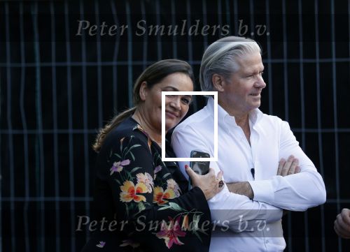 Amsterdam 20 september 2021
Opnames commercial met Dries Roelvink voor de deur bij Oger. Ook zijn vrouw Honoria en manager Frank Wisse zijn erbij . Dries rijdt met zijn biro CCCC schade tegen een bloembak.