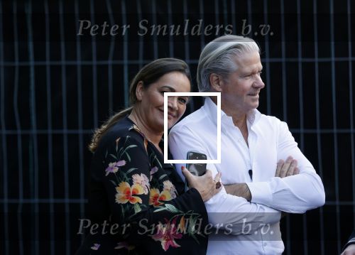 Amsterdam 20 september 2021
Opnames commercial met Dries Roelvink voor de deur bij Oger. Ook zijn vrouw Honoria en manager Frank Wisse zijn erbij . Dries rijdt met zijn biro CCCC schade tegen een bloembak.