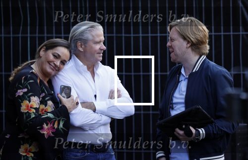 Amsterdam 20 september 2021
Opnames commercial met Dries Roelvink voor de deur bij Oger. Ook zijn vrouw Honoria en manager Frank Wisse zijn erbij . Dries rijdt met zijn biro CCCC schade tegen een bloembak.