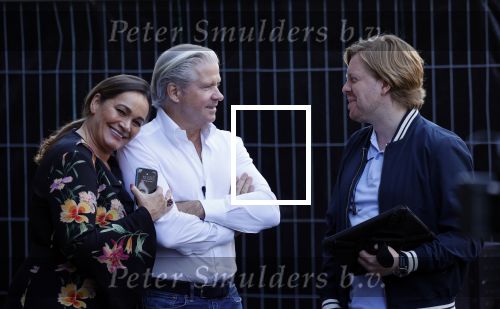 Amsterdam 20 september 2021
Opnames commercial met Dries Roelvink voor de deur bij Oger. Ook zijn vrouw Honoria en manager Frank Wisse zijn erbij . Dries rijdt met zijn biro CCCC schade tegen een bloembak.