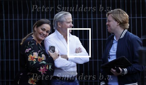 Amsterdam 20 september 2021
Opnames commercial met Dries Roelvink voor de deur bij Oger. Ook zijn vrouw Honoria en manager Frank Wisse zijn erbij . Dries rijdt met zijn biro CCCC schade tegen een bloembak.