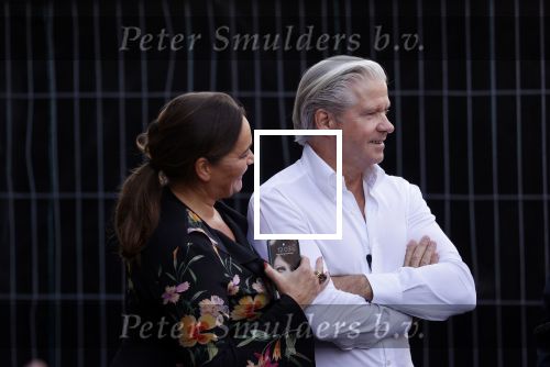Amsterdam 20 september 2021
Opnames commercial met Dries Roelvink voor de deur bij Oger. Ook zijn vrouw Honoria en manager Frank Wisse zijn erbij . Dries rijdt met zijn biro CCCC schade tegen een bloembak.