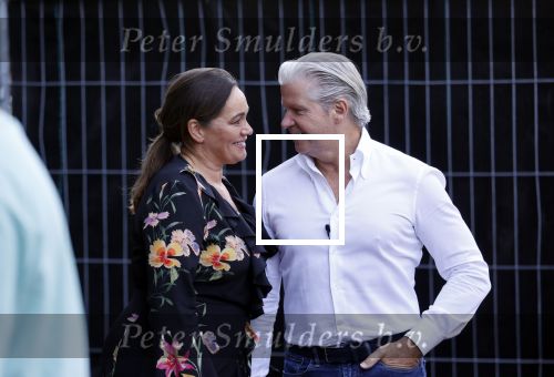 Amsterdam 20 september 2021
Opnames commercial met Dries Roelvink voor de deur bij Oger. Ook zijn vrouw Honoria en manager Frank Wisse zijn erbij . Dries rijdt met zijn biro CCCC schade tegen een bloembak.