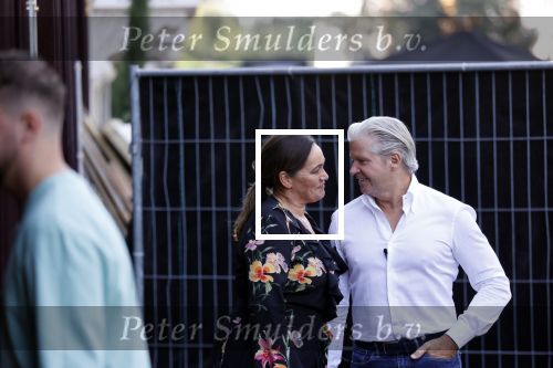 Amsterdam 20 september 2021
Opnames commercial met Dries Roelvink voor de deur bij Oger. Ook zijn vrouw Honoria en manager Frank Wisse zijn erbij . Dries rijdt met zijn biro CCCC schade tegen een bloembak.