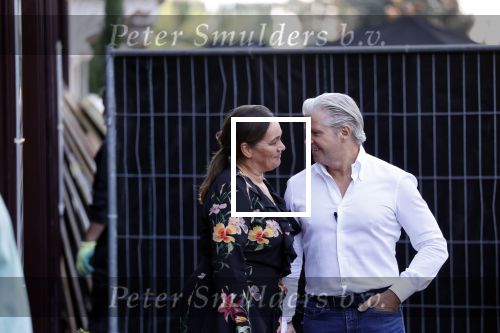 Amsterdam 20 september 2021
Opnames commercial met Dries Roelvink voor de deur bij Oger. Ook zijn vrouw Honoria en manager Frank Wisse zijn erbij . Dries rijdt met zijn biro CCCC schade tegen een bloembak.