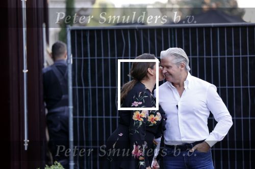 Amsterdam 20 september 2021
Opnames commercial met Dries Roelvink voor de deur bij Oger. Ook zijn vrouw Honoria en manager Frank Wisse zijn erbij . Dries rijdt met zijn biro CCCC schade tegen een bloembak.