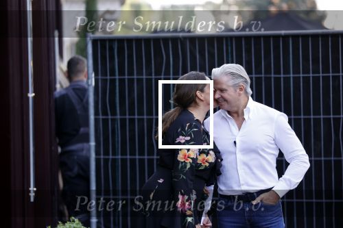 Amsterdam 20 september 2021
Opnames commercial met Dries Roelvink voor de deur bij Oger. Ook zijn vrouw Honoria en manager Frank Wisse zijn erbij . Dries rijdt met zijn biro CCCC schade tegen een bloembak.