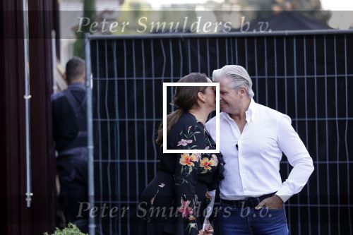 Amsterdam 20 september 2021
Opnames commercial met Dries Roelvink voor de deur bij Oger. Ook zijn vrouw Honoria en manager Frank Wisse zijn erbij . Dries rijdt met zijn biro CCCC schade tegen een bloembak.