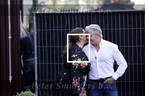 Amsterdam 20 september 2021
Opnames commercial met Dries Roelvink voor de deur bij Oger. Ook zijn vrouw Honoria en manager Frank Wisse zijn erbij . Dries rijdt met zijn biro CCCC schade tegen een bloembak.