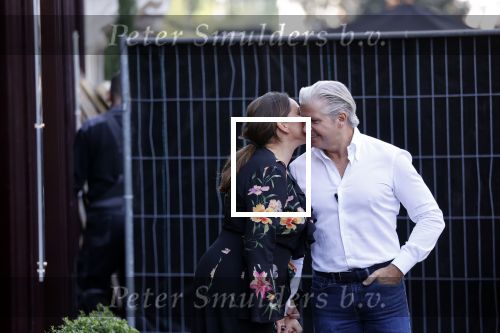 Amsterdam 20 september 2021
Opnames commercial met Dries Roelvink voor de deur bij Oger. Ook zijn vrouw Honoria en manager Frank Wisse zijn erbij . Dries rijdt met zijn biro CCCC schade tegen een bloembak.