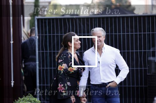 Amsterdam 20 september 2021
Opnames commercial met Dries Roelvink voor de deur bij Oger. Ook zijn vrouw Honoria en manager Frank Wisse zijn erbij . Dries rijdt met zijn biro CCCC schade tegen een bloembak.