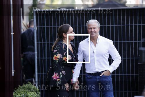 Amsterdam 20 september 2021
Opnames commercial met Dries Roelvink voor de deur bij Oger. Ook zijn vrouw Honoria en manager Frank Wisse zijn erbij . Dries rijdt met zijn biro CCCC schade tegen een bloembak.