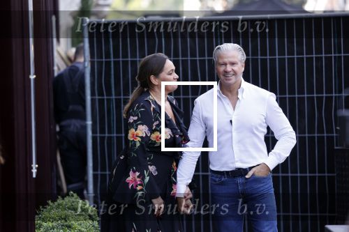 Amsterdam 20 september 2021
Opnames commercial met Dries Roelvink voor de deur bij Oger. Ook zijn vrouw Honoria en manager Frank Wisse zijn erbij . Dries rijdt met zijn biro CCCC schade tegen een bloembak.