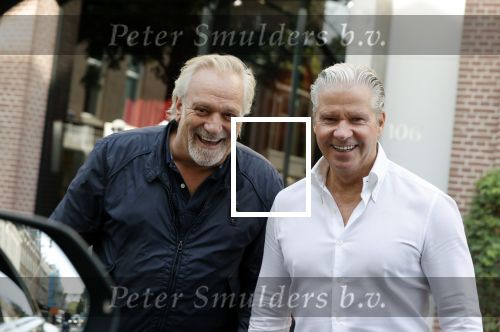 Amsterdam 20 september 2021
Opnames commercial met Dries Roelvink voor de deur bij Oger. Ook zijn vrouw Honoria en manager Frank Wisse zijn erbij . Dries rijdt met zijn biro CCCC schade tegen een bloembak.