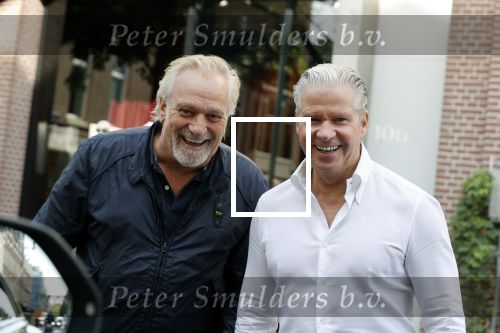 Amsterdam 20 september 2021
Opnames commercial met Dries Roelvink voor de deur bij Oger. Ook zijn vrouw Honoria en manager Frank Wisse zijn erbij . Dries rijdt met zijn biro CCCC schade tegen een bloembak.