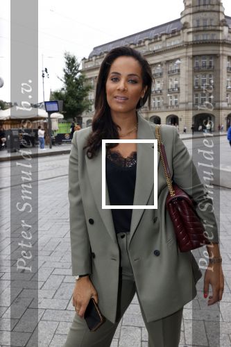 Amsterdam 23 september 2021
Rose Bertram onthult de cover van Fabulous Mama met zichzelf op de cover bij Cafe de Waard. Dyantha Brooks