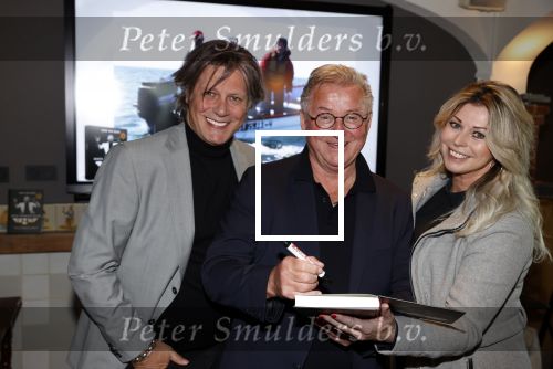 Volendam 12 oktober 2021
Boekpresentatie Jan Keizer bij Hotel Spaander in Volendam . Alle oude bendleden van BZN zijn aanwezig zoals Annie Schilder Carola Smit Jan Tuijp Jack Veerman Thomas Tol Dick Plat . Edwin v Hoevelaak kwam met zijn vriendin Natasja Poels