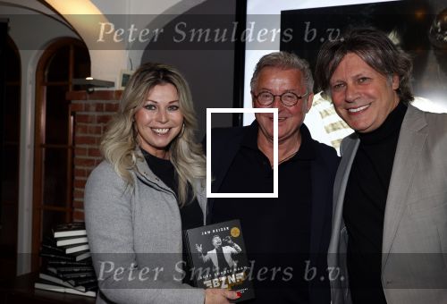 Volendam 12 oktober 2021
Boekpresentatie Jan Keizer bij Hotel Spaander in Volendam . Alle oude bendleden van BZN zijn aanwezig zoals Annie Schilder Carola Smit Jan Tuijp Jack Veerman Thomas Tol Dick Plat . Edwin v Hoevelaak kwam met zijn vriendin Natasja Poels