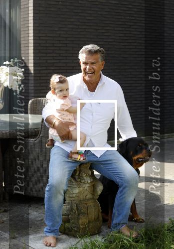 Kanne Belgie 14 september 2021
Emile ratelband met zijn 1 jaar oude dochter Betheke-Pleun in de tuin van zijn huis.