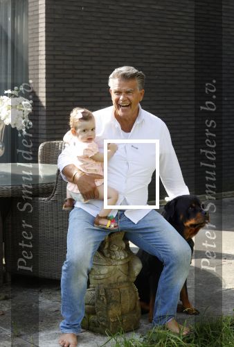 Kanne Belgie 14 september 2021
Emile ratelband met zijn 1 jaar oude dochter Betheke-Pleun in de tuin van zijn huis.