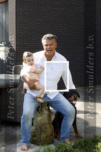 Kanne Belgie 14 september 2021
Emile ratelband met zijn 1 jaar oude dochter Betheke-Pleun in de tuin van zijn huis.