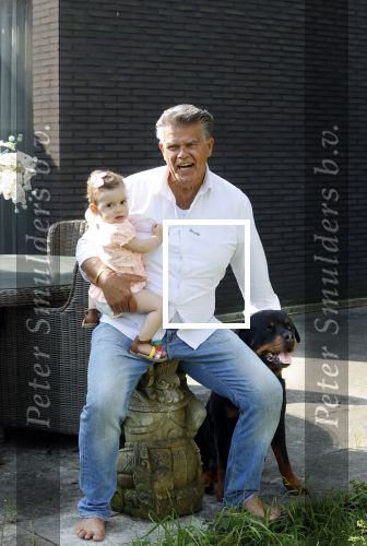 Kanne Belgie 14 september 2021
Emile ratelband met zijn 1 jaar oude dochter Betheke-Pleun in de tuin van zijn huis.