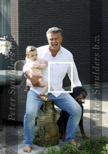 Kanne Belgie 14 september 2021
Emile ratelband met zijn 1 jaar oude dochter Betheke-Pleun in de tuin van zijn huis.