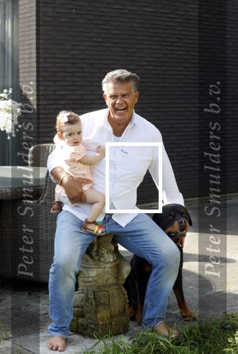 Kanne Belgie 14 september 2021
Emile ratelband met zijn 1 jaar oude dochter Betheke-Pleun in de tuin van zijn huis.
