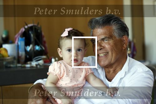 Kanne Belgie 14 september 2021
Emile ratelband met zijn 1 jaar oude dochter Betheke-Pleun in de tuin van zijn huis.