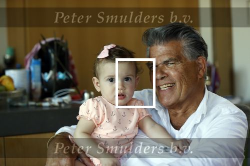 Kanne Belgie 14 september 2021
Emile ratelband met zijn 1 jaar oude dochter Betheke-Pleun in de tuin van zijn huis.