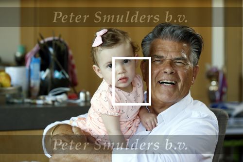 Kanne Belgie 14 september 2021
Emile ratelband met zijn 1 jaar oude dochter Betheke-Pleun in de tuin van zijn huis.