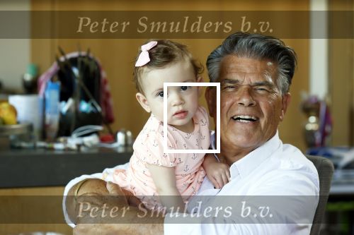 Kanne Belgie 14 september 2021
Emile ratelband met zijn 1 jaar oude dochter Betheke-Pleun in de tuin van zijn huis.
