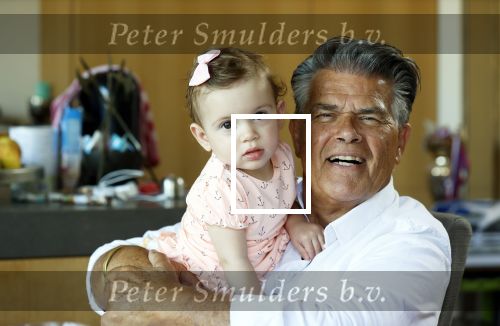 Kanne Belgie 14 september 2021
Emile ratelband met zijn 1 jaar oude dochter Betheke-Pleun in de tuin van zijn huis.