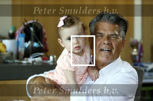 Kanne Belgie 14 september 2021
Emile ratelband met zijn 1 jaar oude dochter Betheke-Pleun in de tuin van zijn huis.