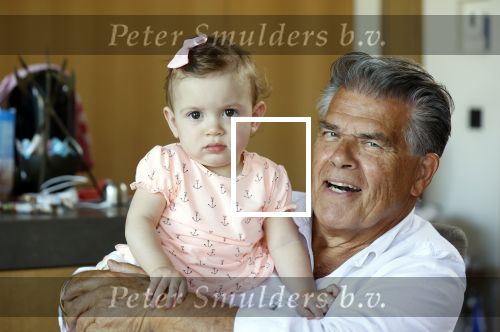 Kanne Belgie 14 september 2021
Emile ratelband met zijn 1 jaar oude dochter Betheke-Pleun in de tuin van zijn huis.