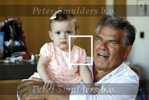 Kanne Belgie 14 september 2021
Emile ratelband met zijn 1 jaar oude dochter Betheke-Pleun in de tuin van zijn huis.