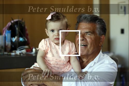Kanne Belgie 14 september 2021
Emile ratelband met zijn 1 jaar oude dochter Betheke-Pleun in de tuin van zijn huis.