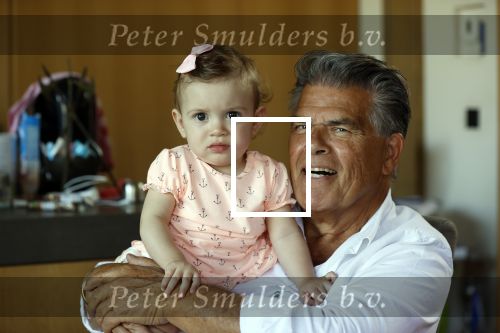 Kanne Belgie 14 september 2021
Emile ratelband met zijn 1 jaar oude dochter Betheke-Pleun in de tuin van zijn huis.