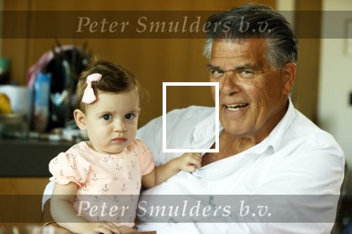 Kanne Belgie 14 september 2021
Emile ratelband met zijn 1 jaar oude dochter Betheke-Pleun in de tuin van zijn huis.