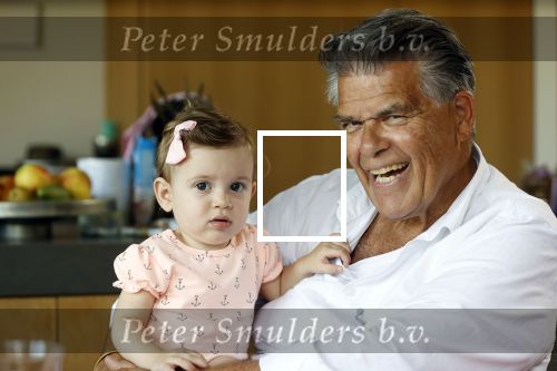 Kanne Belgie 14 september 2021
Emile ratelband met zijn 1 jaar oude dochter Betheke-Pleun in de tuin van zijn huis.