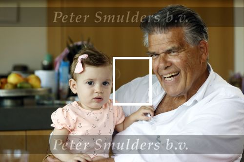 Kanne Belgie 14 september 2021
Emile ratelband met zijn 1 jaar oude dochter Betheke-Pleun in de tuin van zijn huis.