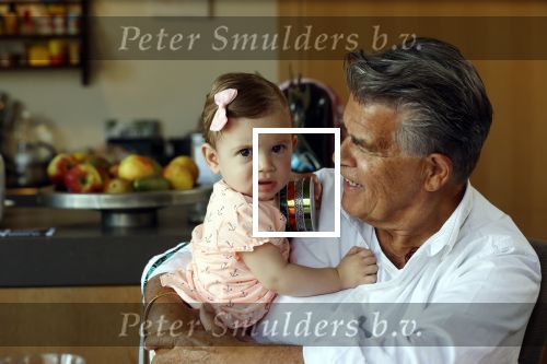 Kanne Belgie 14 september 2021
Emile ratelband met zijn 1 jaar oude dochter Betheke-Pleun in de tuin van zijn huis.