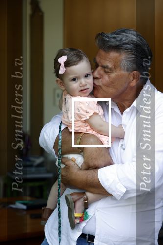 Kanne Belgie 14 september 2021
Emile ratelband met zijn 1 jaar oude dochter Betheke-Pleun in de tuin van zijn huis.