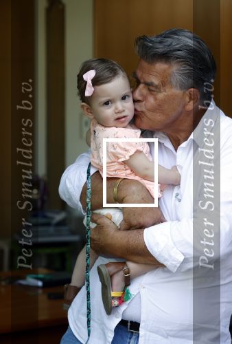 Kanne Belgie 14 september 2021
Emile ratelband met zijn 1 jaar oude dochter Betheke-Pleun in de tuin van zijn huis.