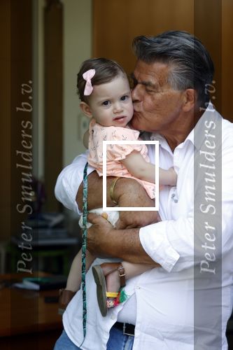 Kanne Belgie 14 september 2021
Emile ratelband met zijn 1 jaar oude dochter Betheke-Pleun in de tuin van zijn huis.