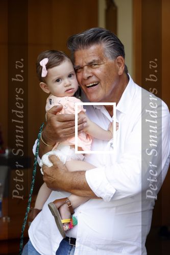 Kanne Belgie 14 september 2021
Emile ratelband met zijn 1 jaar oude dochter Betheke-Pleun in de tuin van zijn huis.